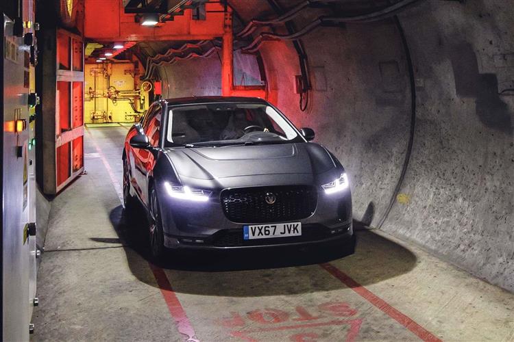 Pour démontrer l’autonomie réelle de son premier véhicule électrique, Jaguar a fait emprunter à son i-Pace le tunnel de service sous la Manche