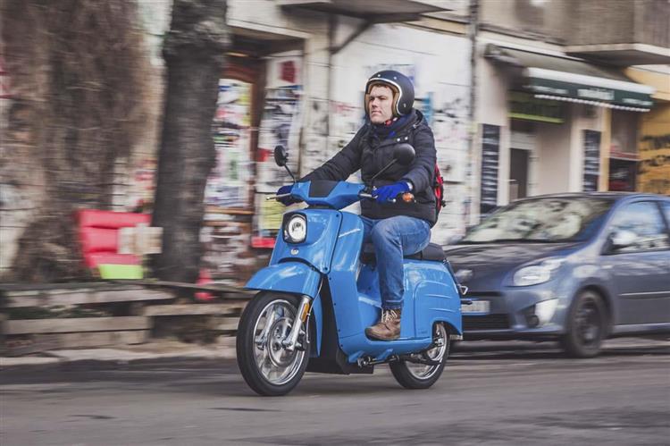 Déjà fournisseur de l’opérateur français Cityscoot, le fabricant allemand de scooters électriques a signé une lettre d'intention avec une société britannique concernant la livraison de 6 000 deux-roues