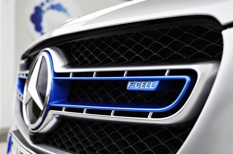 Avec sa batterie de 13,5 kWh et ses deux réservoirs contenant 4,4 kg d'hydrogène, le Mercedes GLC F-CELL offre une autonomie réelle d'environ 350 km