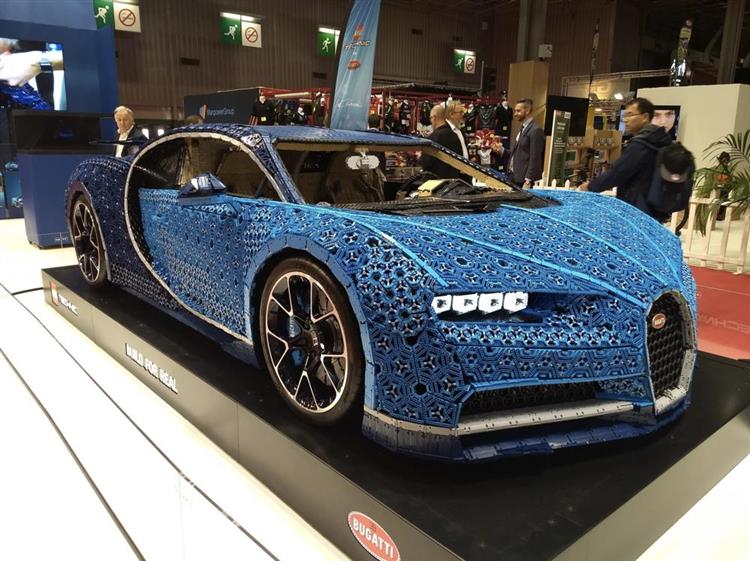 Au Mondial de Paris, LEGO dévoile une Bugatti Chiron exclusivement composée de briquettes en plastique animée par 2 304 petits moteurs électriques
