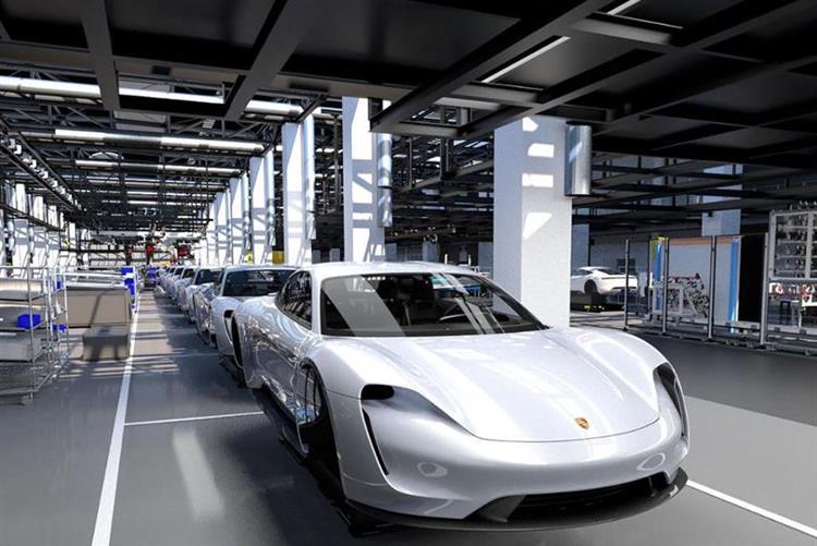 Avec le recrutement de 1 200 nouveaux employés et une marge brute de 15 % complétée par la vente de services numériques, la berline électrique doit assurer à Porsche un avenir à très faibles émissions
