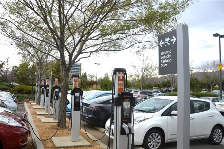 Après l’européen ChargeMap et l’américain PlugShare, Google lance une fonction de localisation des bornes de recharge pour véhicules électriques