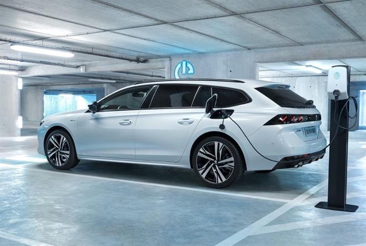 Supprimée en 2018, la prime à la conversion de 2 500 euros réservée aux véhicules hybrides rechargeables devrait être restaurée en 2019