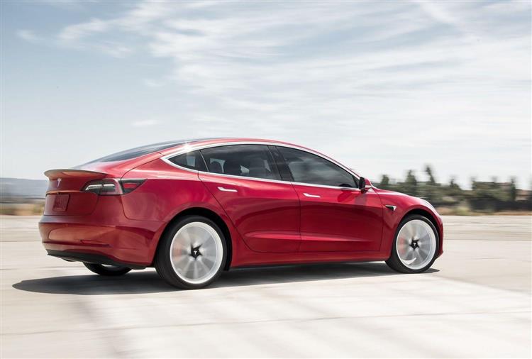 Aux États-Unis et au Canada, Tesla commercialise une version « cœur de gamme » de sa Model 3 facturée 45 000 dollars et offrant une autonomie réelle de 420 km sur une seule charge