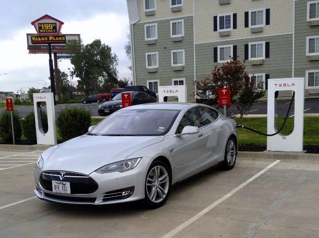 Une station de charge rapide Supercharger installée par Tesla Motors à Bellmead, une ville située au centre du Texas