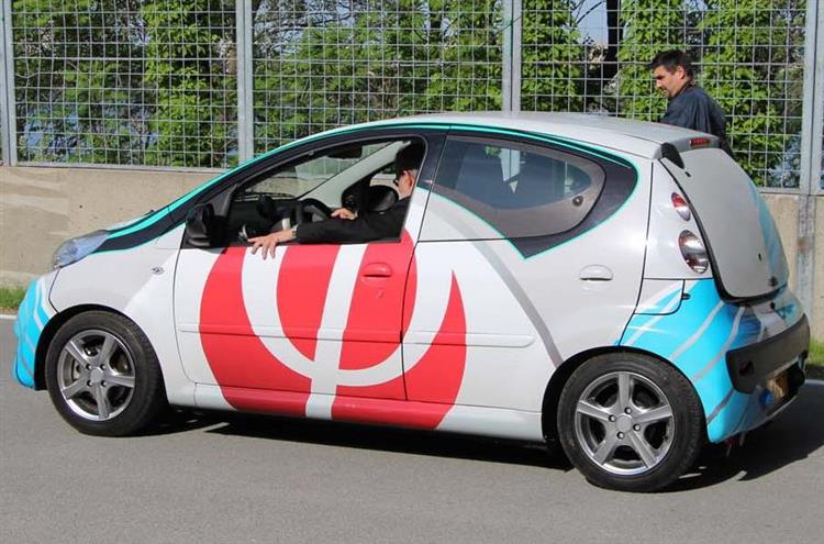 Alcoa et Phinergy viennent de présenter à Montréal un véhicule électrique doté d’une batterie aluminium-air et d’une autonomie de 1600 km. Problème : contrairement à une batterie lithium-ion, celle-ci ne peut se recharger …