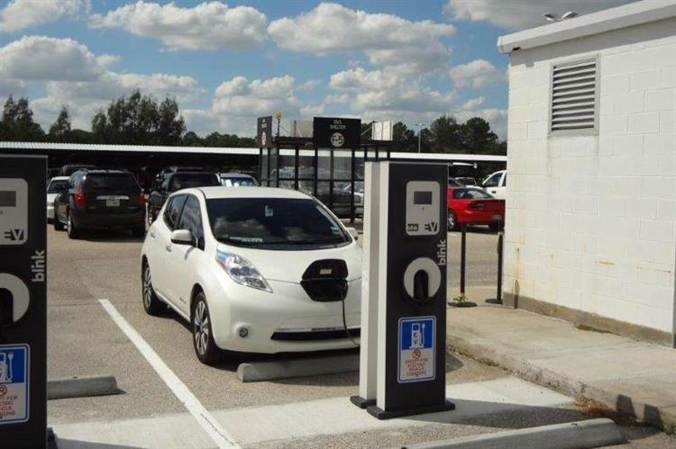 Une Nissan LEAF se rechargeant sur l’une des 18 bornes de recharge installées à l’aéroport George Bush Intercontinental à Houston (Etats-Unis)