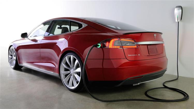 Une Tesla Model S branchée sur une borne de recharge résidentielle (Wallbox)