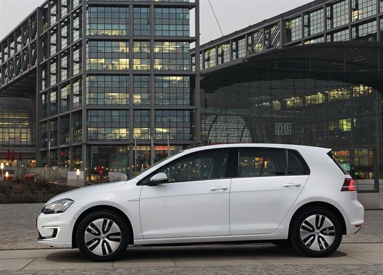 Second véhicule électrique du constructeur, la Volkswagen e-Golf sera commercialisée à l’automne prochain au prix de 30 300 euros, bonus de 6 300 euros déduit et batterie incluse