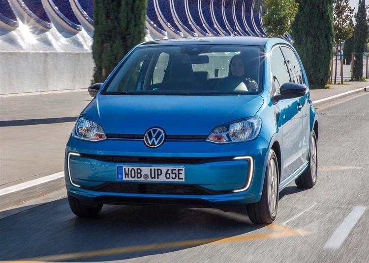 Commercialisée à partir de 23 440 euros (hors bonus), la Volkswagen e-up! offre une autonomie de 260 km et une dotation de série tout juste correcte
