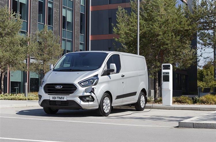 Seul utilitaire à motorisation hybride rechargeable du marché, le Ford Transit PHEV voit son carnet de commandes être temporairement fermé