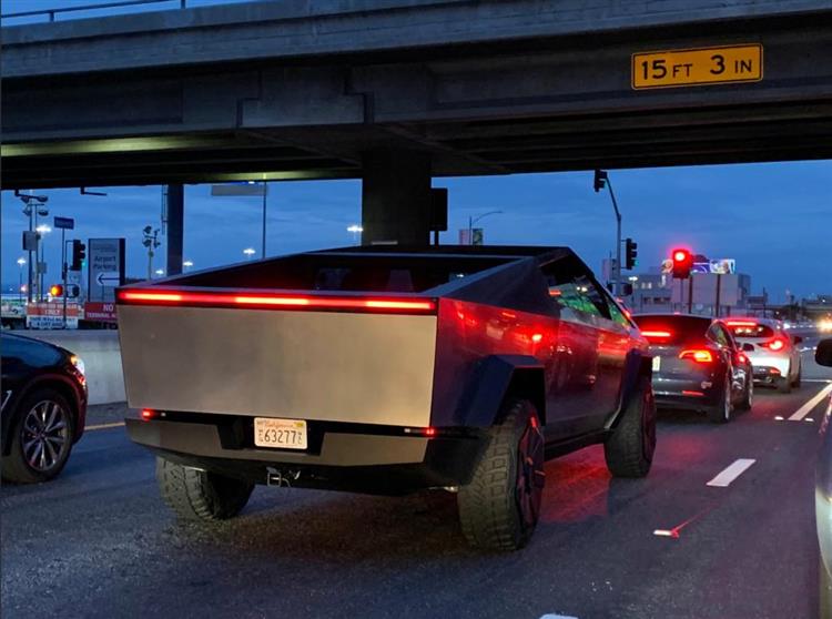 Photographié dans le flot de la circulation à Los Angeles, le Tesla Cybertruck détone par ses proportions inhabituelles (crédits : Cody Simms, Twitter)
