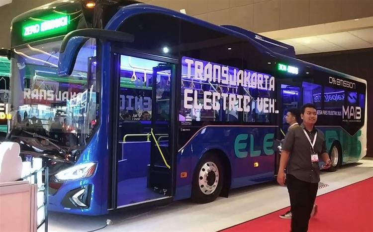 D’ici 2030, la capitale indonésienne ambitionne de remplacer ses 10 000 bus diesel par des bus électriques