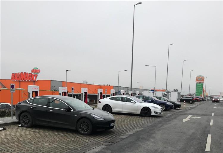 À Gensingen, Tesla a déployé dès 2020 un total de 22 Superchargeurs sur le parking de l’enseigne Globus Baumarkt (crédits : PlugShare)