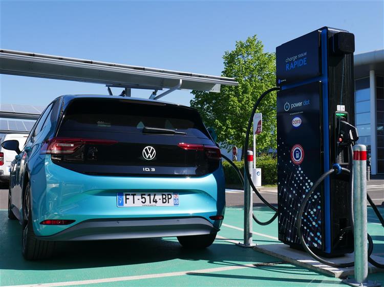 À Wittenheim (Haut-Rhin), Power Dot a installé une station de charge rapide capable de recharger une batterie de voiture électrique en moins de 30 minutes