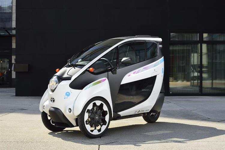 Toyota i-ROAD : 35 exemplaires de ces tricycles électriques très innovants seront à la disposition du grand public à partir du 1er octobre 2014