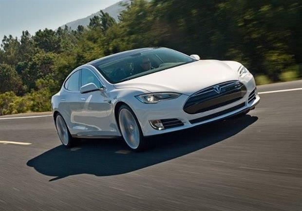 Unique véhicule disponible au catalogue de la marque, la Tesla Model S est vendue en France à partir de 59 000 euros (bonus déduit)