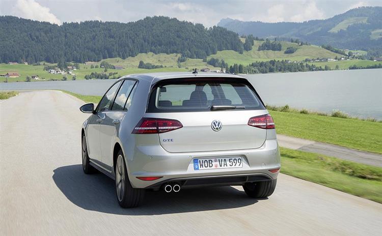 Disponible fin 2014 dans les concessions, la Volkswagen Golf GTE hybride rechargeable profite d’un bonus de 4 000 euros et d’une exonération totale de taxe sur les véhicules de société (TVS)