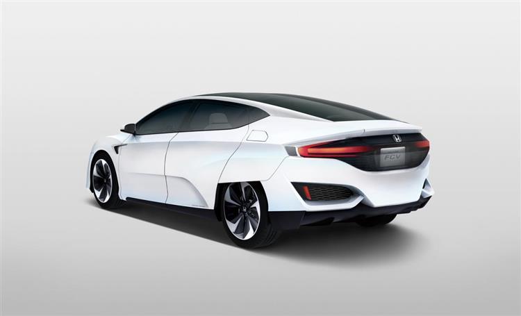 Proche du style futuriste de la Toyota Mirai, le concept Honda FCV électrique à hydrogène sera commercialisé au Japon dès mars 2016 