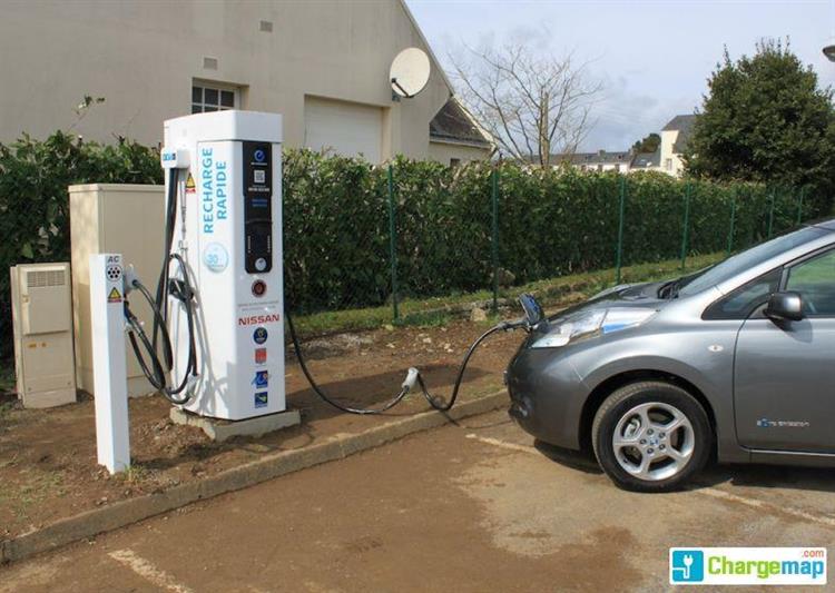 Une borne de recharge rapide tri-standard installée par Nissan et les collectivités locales dans le département du Morbihan (56)
