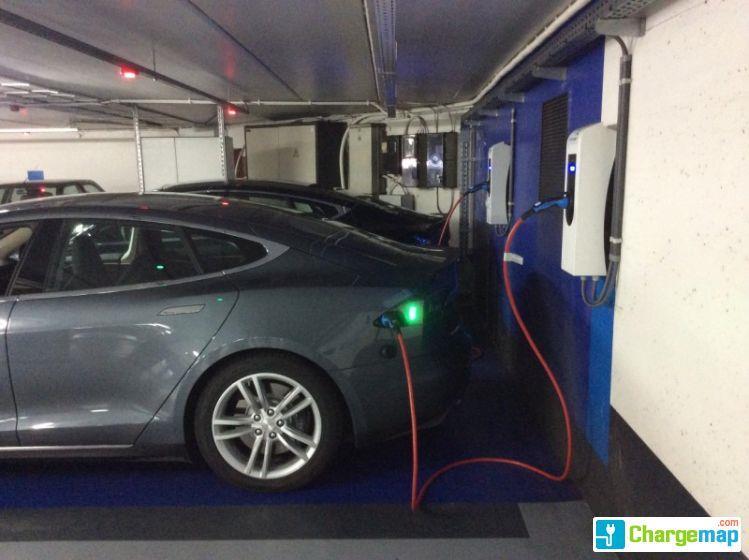 Une Tesla Model S branchée sur une borne de recharge « accélérée » à Anvers (crédits : ChargeMap)