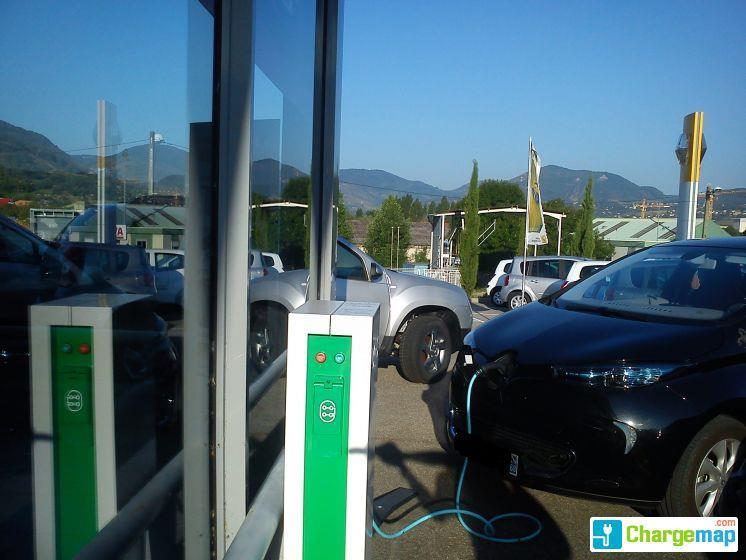 L’une des rares bornes de recharge du département est installée sur la concession Renault de Privas (crédits : ChargeMap.com)
