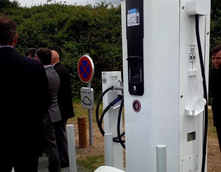 L'une des cinq bornes de recharge rapide DBT CEV installées sur les grands axes routiers du département de la Vendée