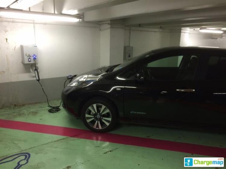 Une Nissan LEAF branchée sur la borne de recharge du parking Effia Lille Opéra (crédits : ChargeMap)