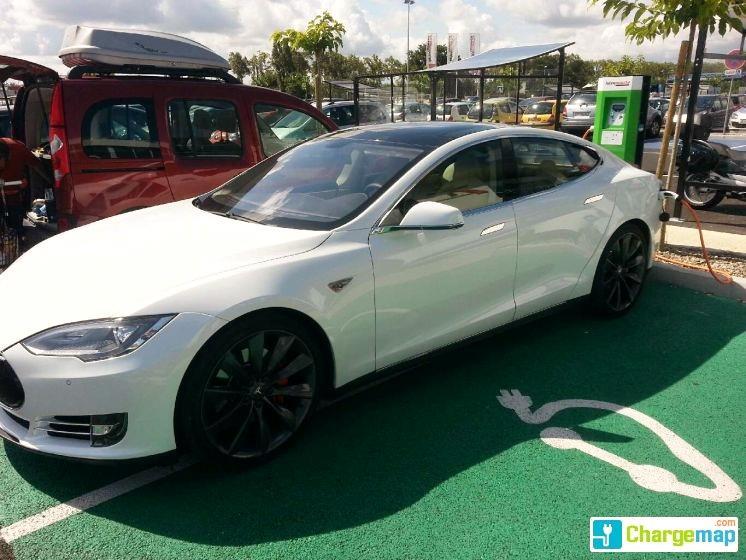 Une Tesla Model S branchée sur la borne de recharge installée sur le parking de l’enseigne Intermarché à Montech (crédits : ChargeMap)
