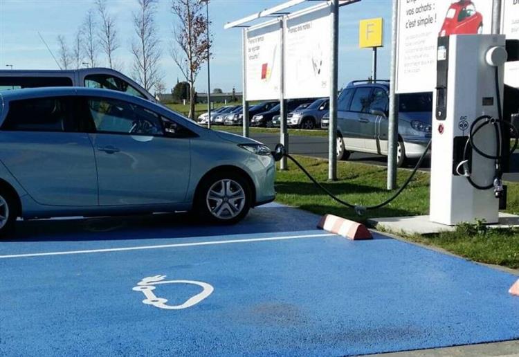 Une Renault ZOE branchée sur une borne de recharge rapide installée par Nissan sur le parking de l’enseigne Ikea de Fleury sur Orne (crédits : ChargeMap)