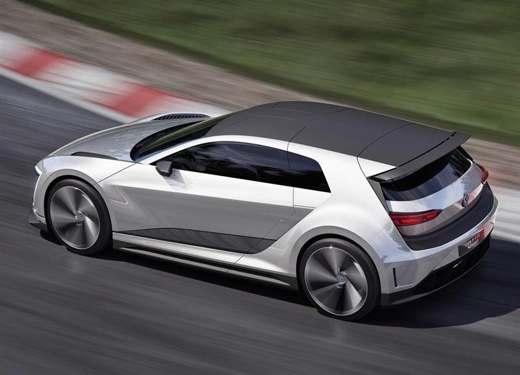 Avec une vitesse de pointe de 280 km/h et un 0 à 100 km/h exécuté en 4,3 s, la VW Golf GTE se radicalise