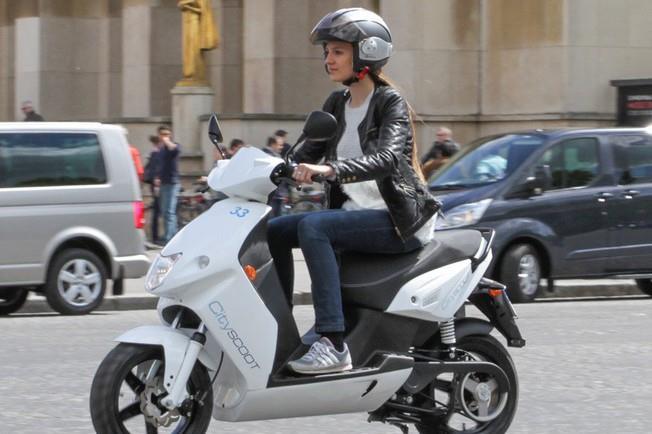 De marque allemande Govecs, les scooters électriques pourront librement être déposés sur les parkings deux-roues de 10 quartiers parisiens