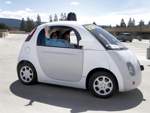 Pour cette première phase de tests sur routes ouvertes, la Google Car bénéficiera d’un volant et d’un conducteur pour des raisons de sécurité