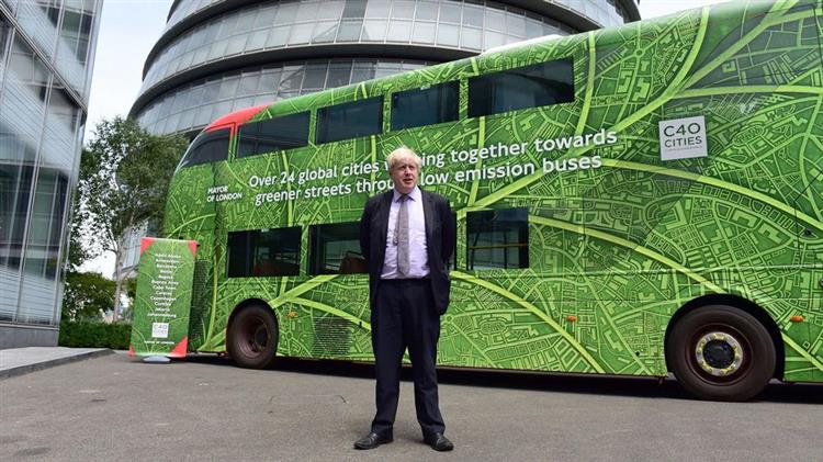 Boris Johnson, le maire de Londres, posant devant le premier bus à impériale 100 % électrique