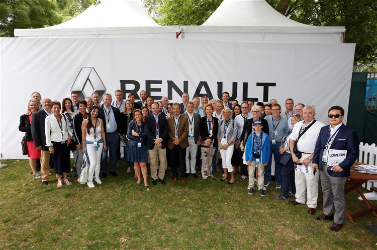 Les représentants des 20 concessions européennes récompensées par les Renault EV Awards