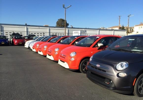 Des Fiat 500e électriques sur le parking d’un concessionnaire en Californie