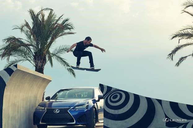 Grâce à un puissant champ magnétique, le Hoverboard de Lexus permet de maintenir son utilisateur en lévitation