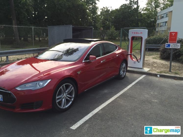 Une Tesla Model S en charge sur le Tesla Supercharger de Mérignac, près de Bordeaux (crédits : ChargeMap)