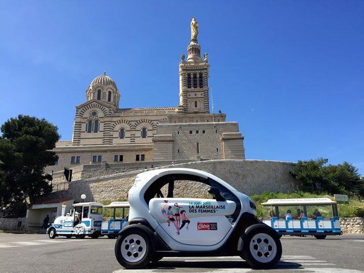 En faisant appel à des Renault Twizy de seconde main et à du « mécénat mobile », TOTEM.mobi propose des tarifs 50 % moins élevés que ses concurrents