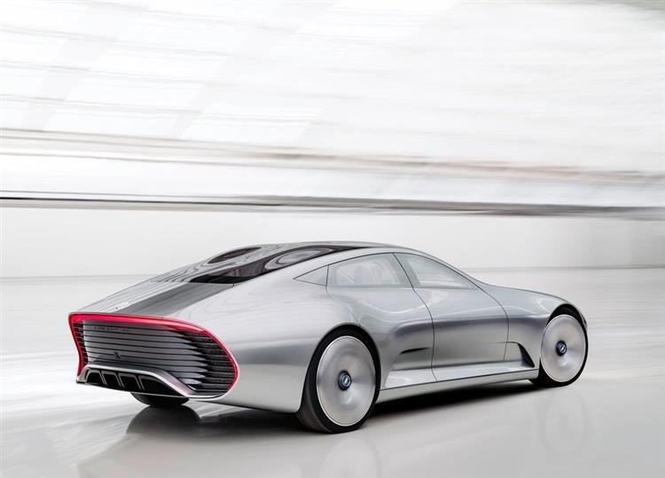 La poupe du concept Mercedes-Benz IAA n’est pas sans rappeler celle de la Volkswagen XLR hybride rechargeable