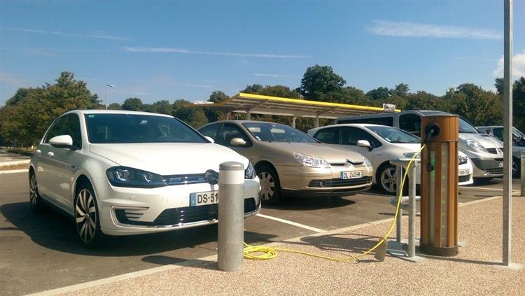 Notre Volkswagen Golf GTE branchée sur une borne de recharge installée sur l’aire du Jura (A 39)
