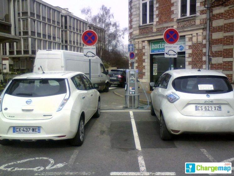 Une Nissan LEAF et une Renault ZOE branchées sur la borne de recharge située sur la Place Guy Mollet à Arras (crédits : ChargeMap)