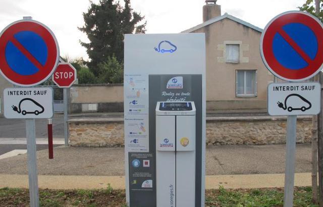 Une borne de recharge Saintronic installée rue des Ecoles, à Biard (crédits : ChargeMap)