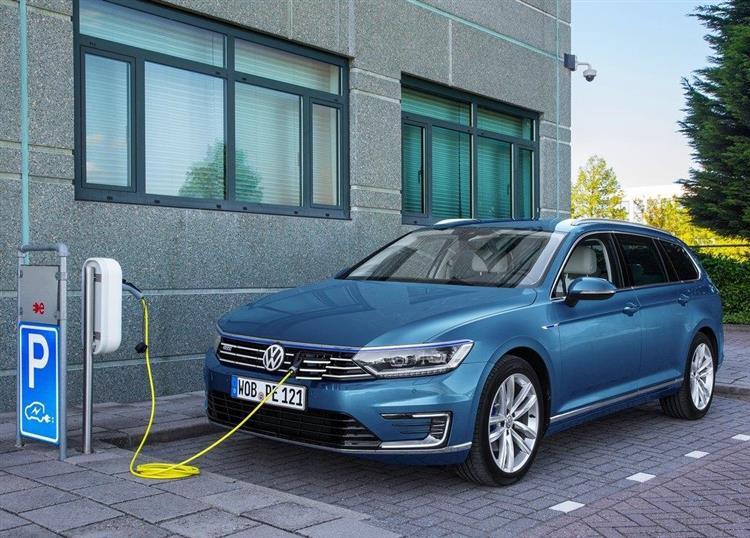Après la Passat GTE hybride rechargeable, Volkswagen devrait lancer à l’horizon 2018 une version 100 % électrique de sa familiale