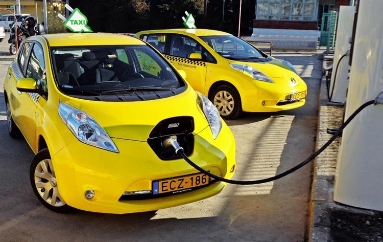 Avec 65 Nissan LEAF, la société hongroise Green Lite Taxi est devenue l’une des compagnies de taxis électriques les plus importantes en Europe