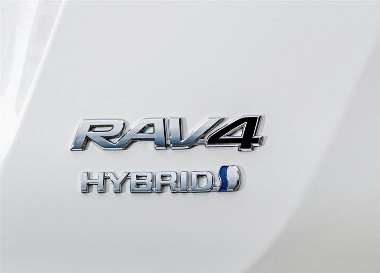 Décliné en 5 niveaux de finition, le Toyota RAV4 hybride est disponible en traction (2WD) et en traction intégrale (4WD)