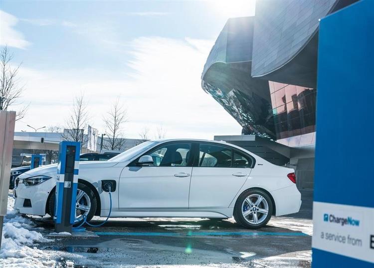 Avec ses 252 ch et sa fiscalité avantageuse, la BMW Série 3 hybride rechargeable dame le pion à la 330d diesel