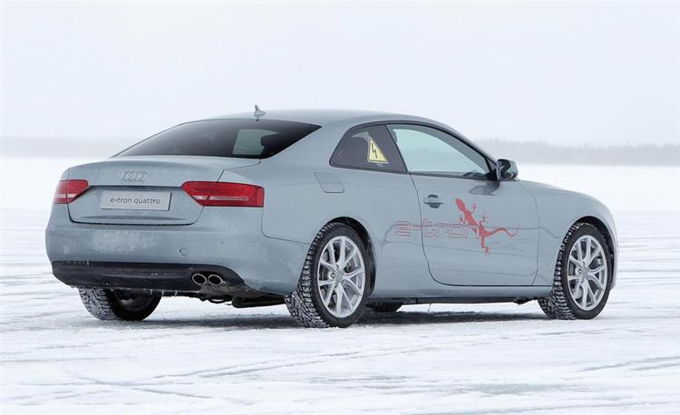 En 2011, la firme aux anneaux présentait un prototype hybride rechargeable de 228 ch à transmission intégrale électrique basé sur l’Audi A5