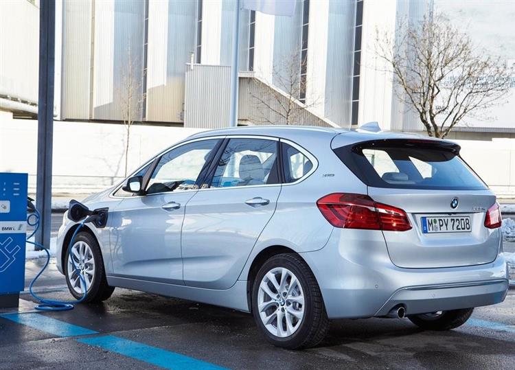 Premier monospace du constructeur, la BMW 225xe est aussi le premier monospace hybride rechargeable du marché européen