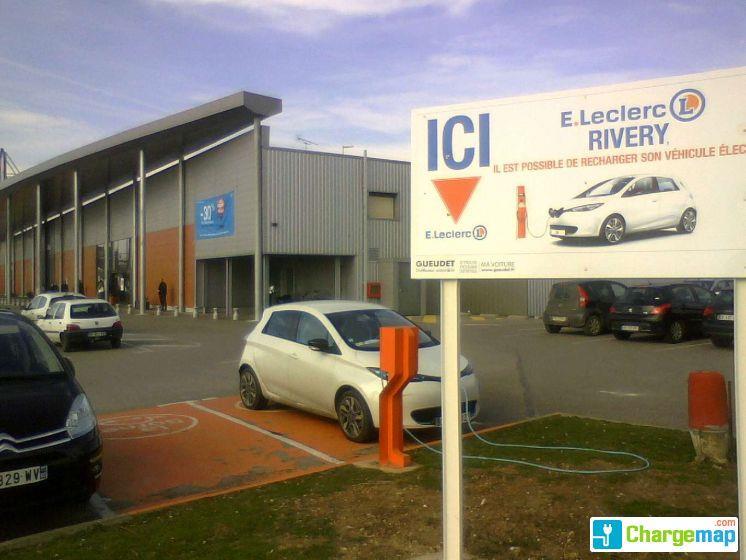 Une Renault ZOE branchée sur la borne de recharge installée sur le parking de l’enseigne E. Leclerc située dans l’agglomération d’Amiens (crédits : ChargeMap)